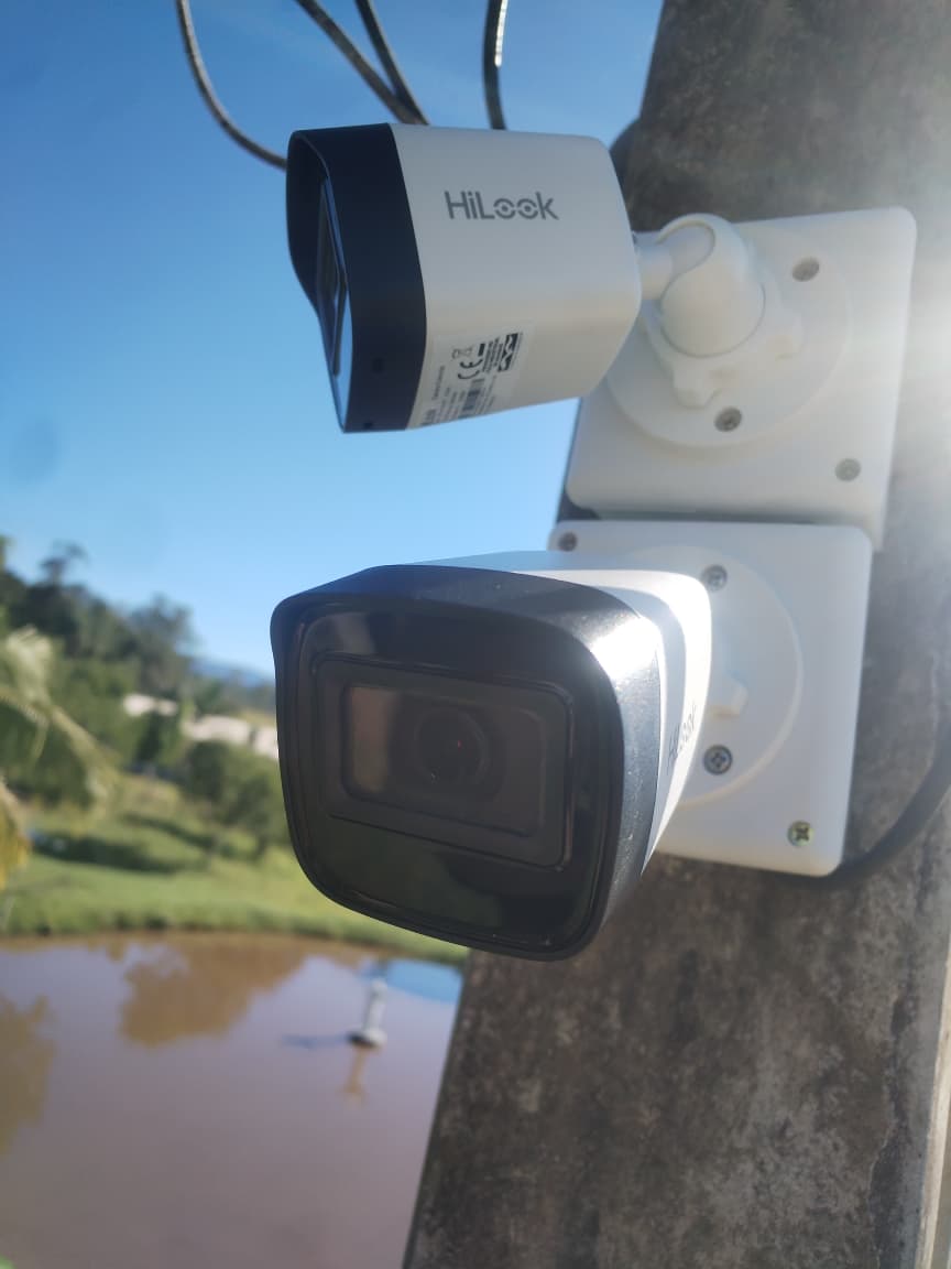 Câmeras de segurança instaladas em poste pela Eletrisol