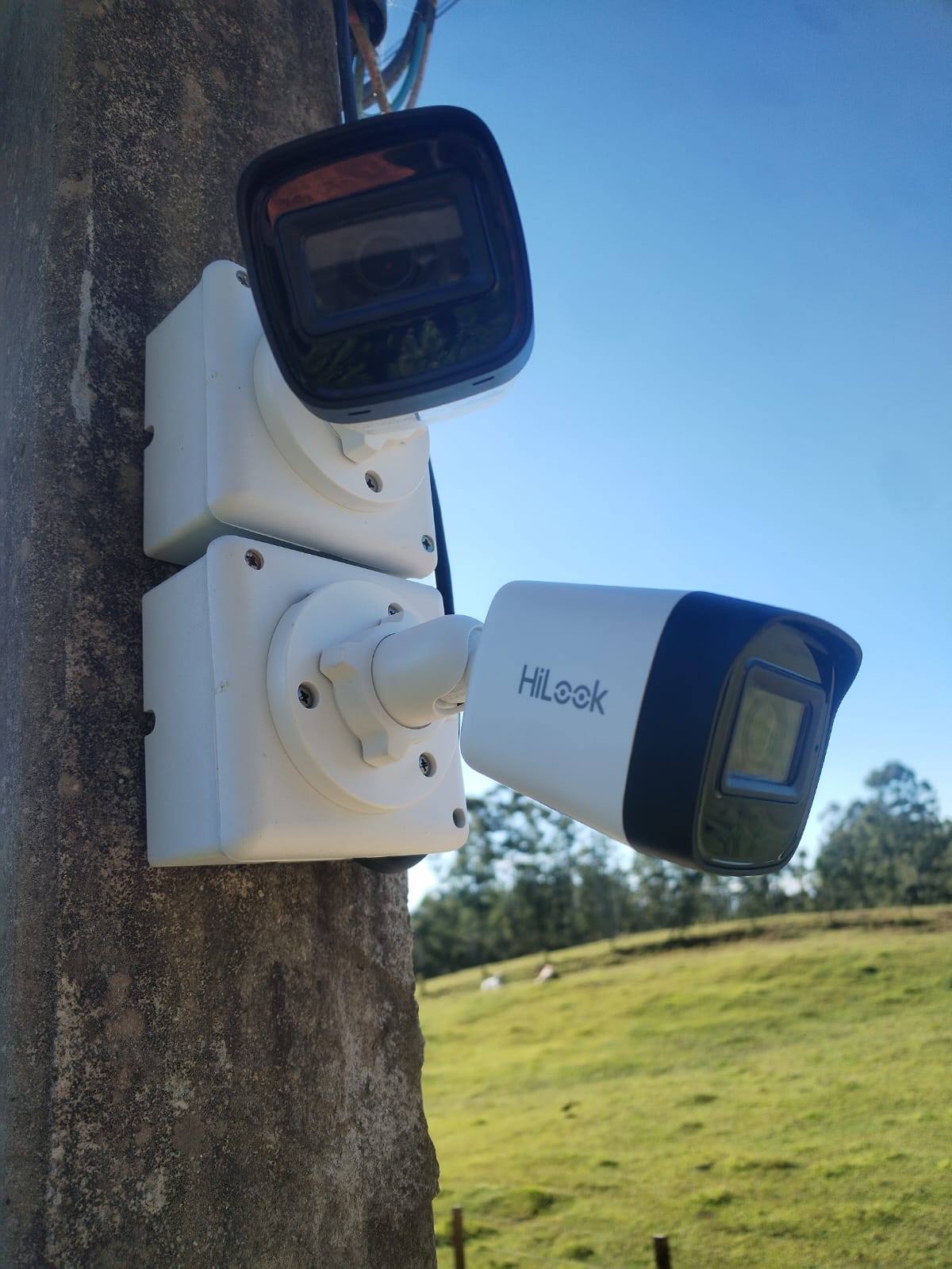 Câmeras de segurança em poste