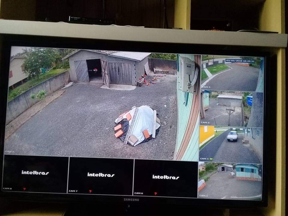 Monitor de câmeras de segurança na entrada