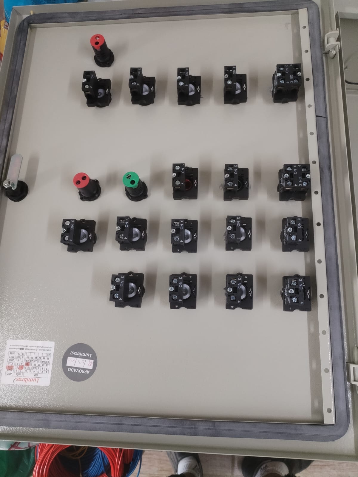 Painel de comando elétrico instalado pela Eletrisol
