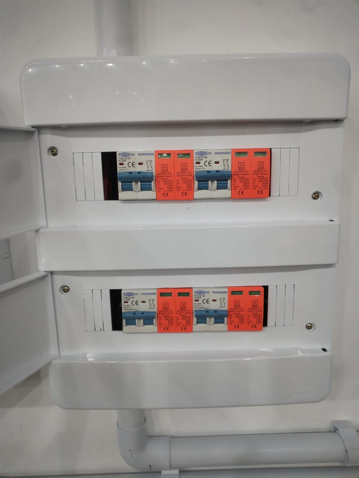Quadro de disjuntores instalado pela Eletrisol