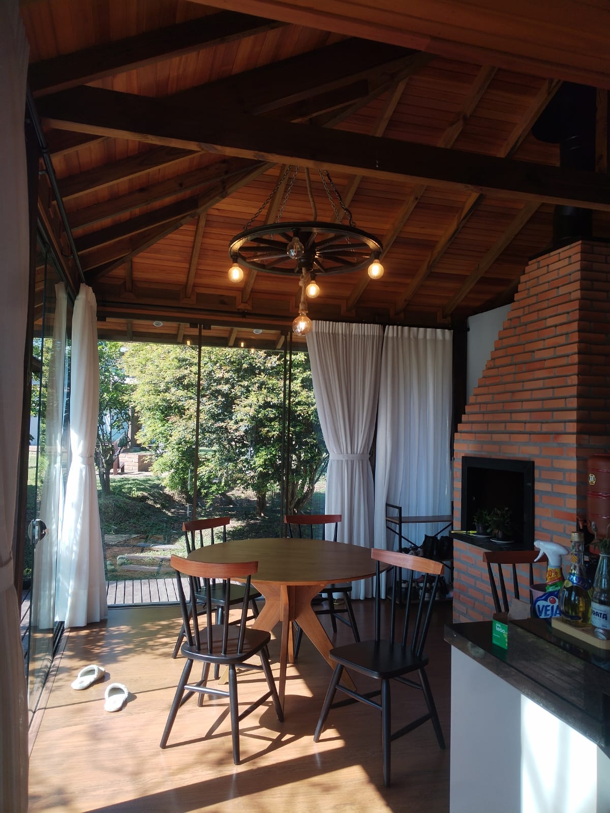 Iluminação em área gourmet com madeira