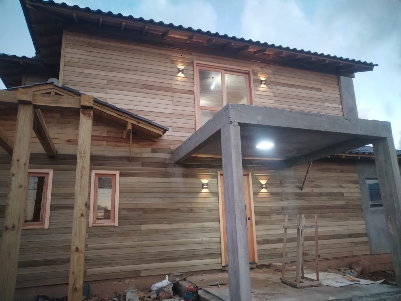 Fachada em madeira com iluminação externa