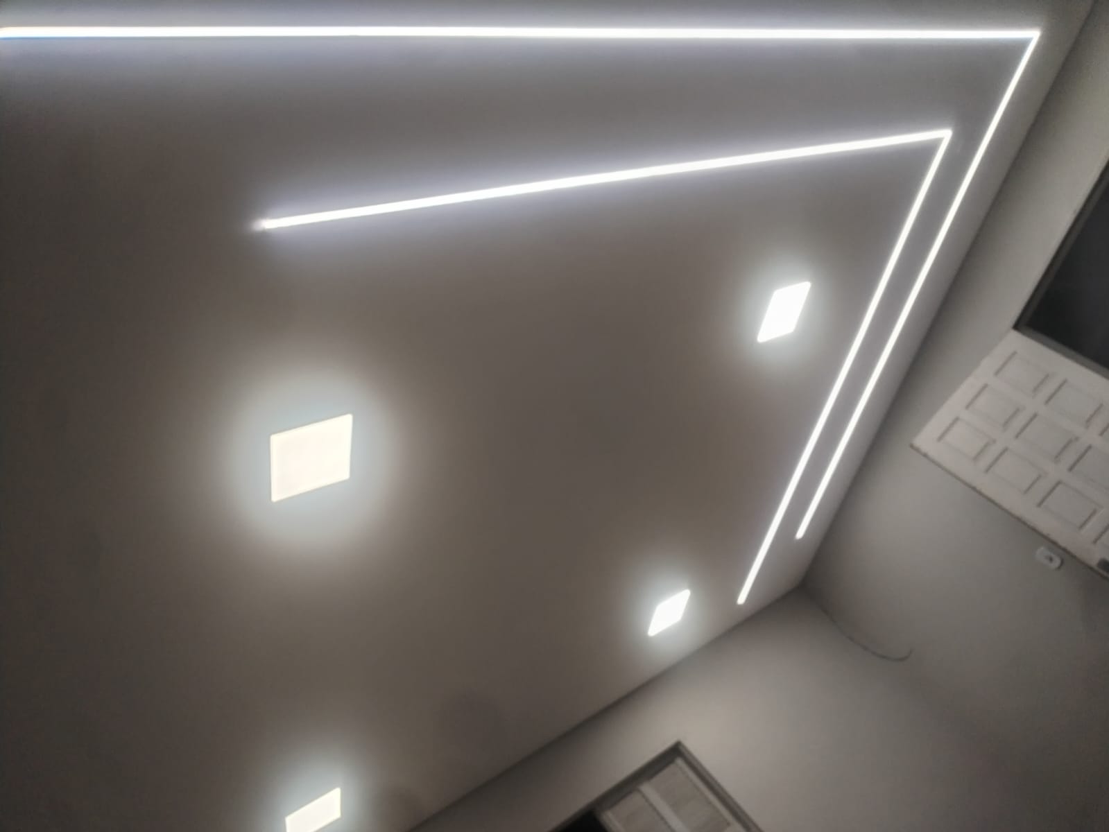 Iluminação LED embutida em forro de gesso