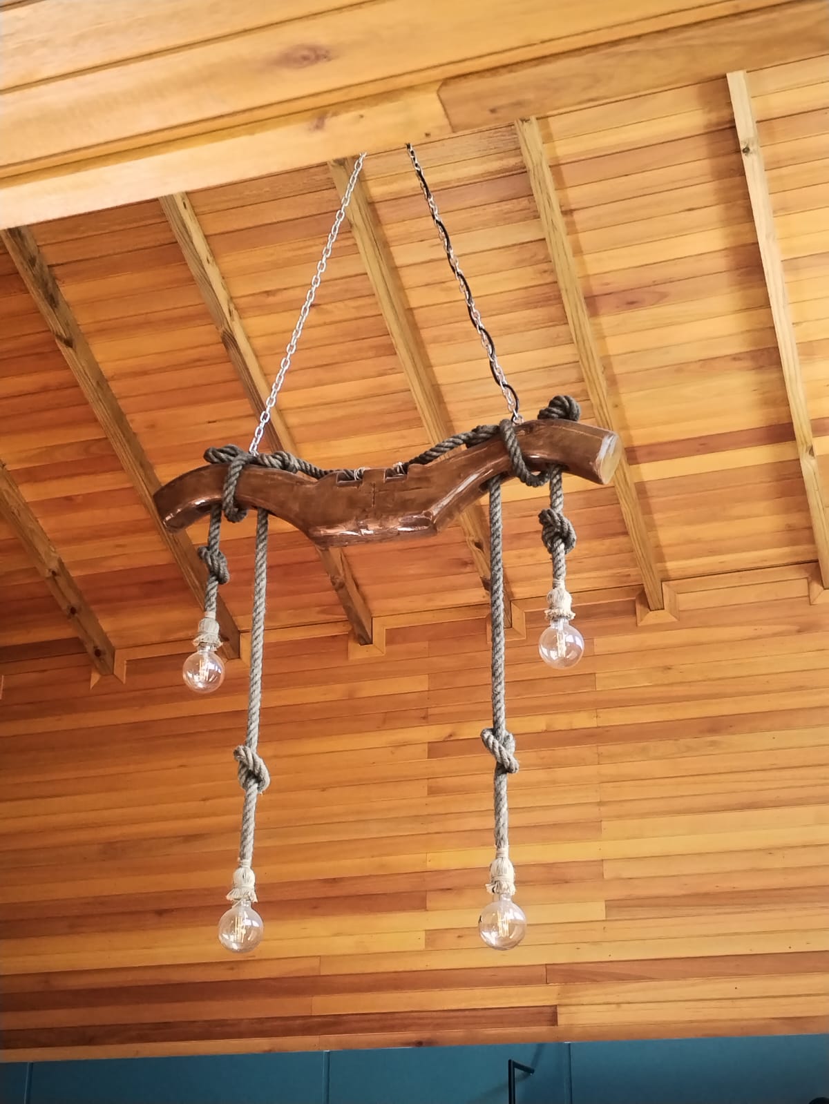 Lustre rústico em madeira instalado