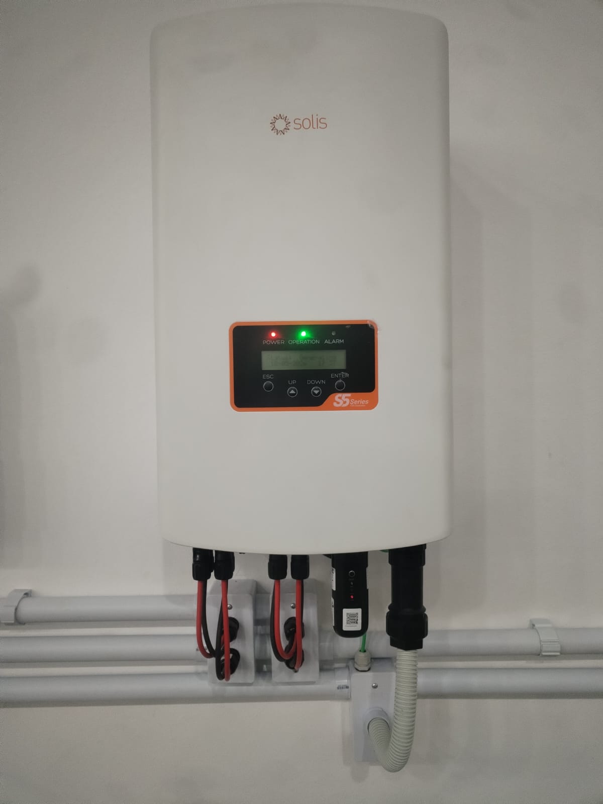 Detalhe de inversor solar instalado