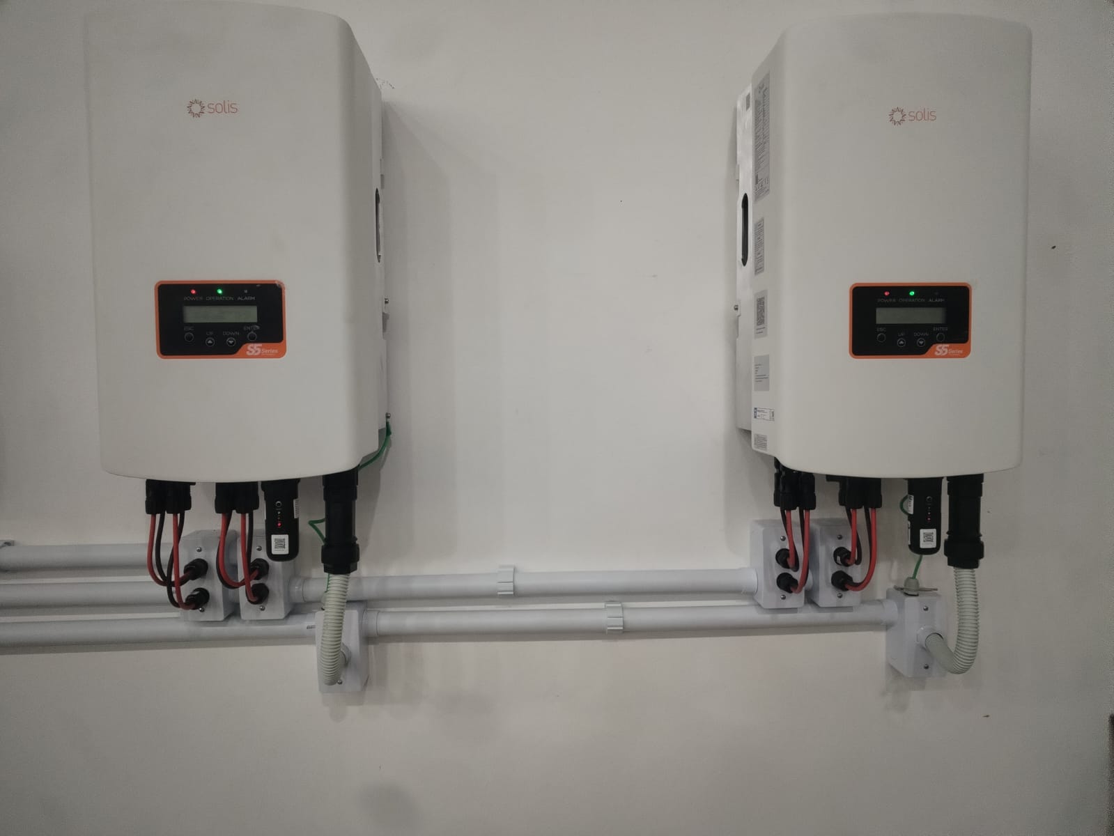 Inversores solares instalados na parede em projeto da Eletrisol