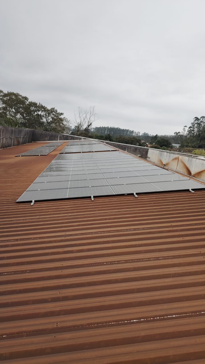 Sistema solar em telhado de cerâmica