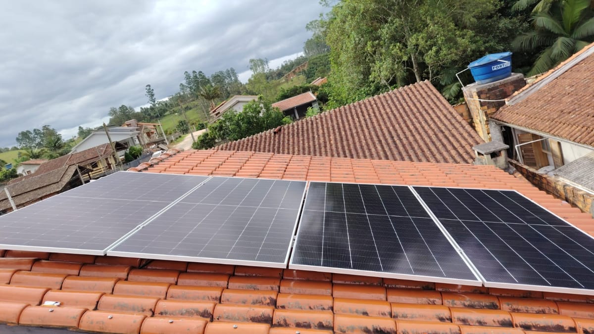 Painéis solares instalados — vista frontal