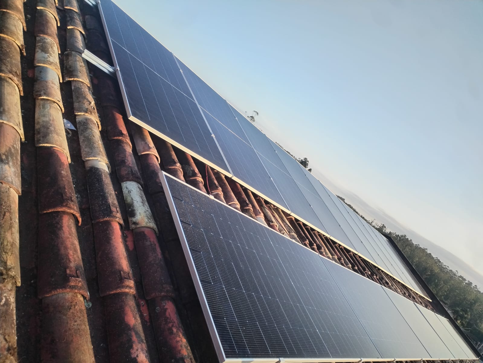Painéis solares em propriedade rural