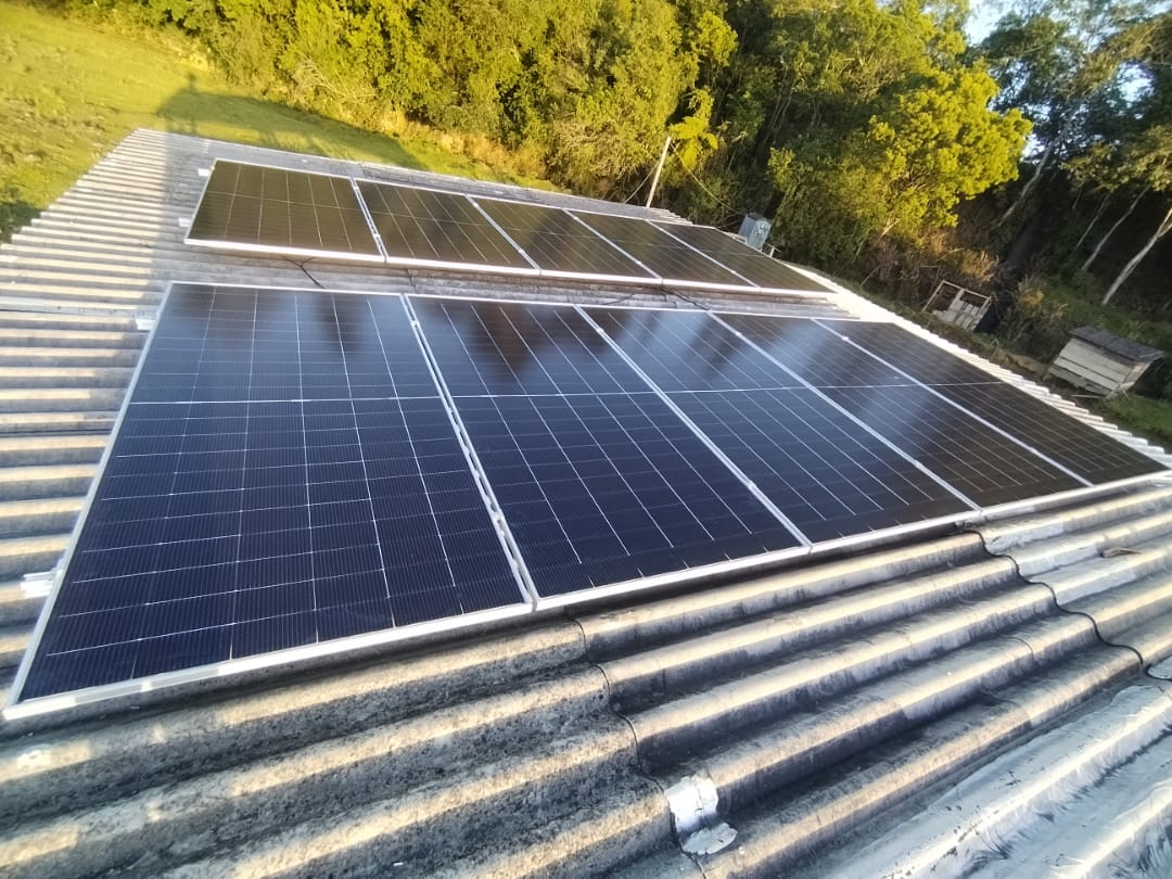 Painéis solares em telhado metálico